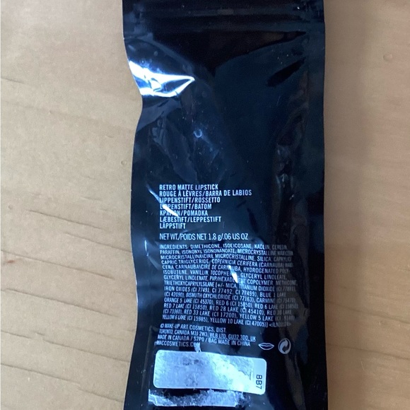 MAC Retro Matte Lip Stick (Ruby Woo) - Picture 7 of 8